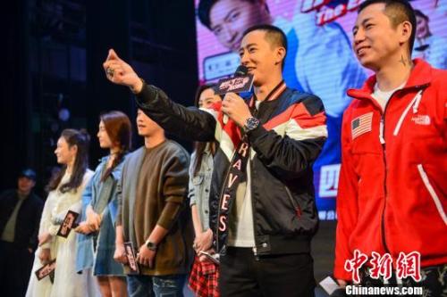 Data Map: Starring Han Geng is enthusiastic about fans at the scene. Photo by Zhong Xin